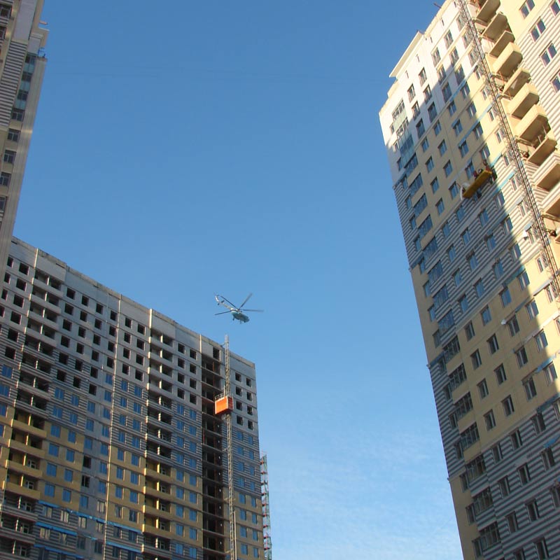 Вертолет над строящимся Лазаревским